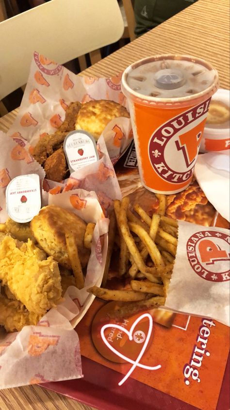 Fried Chicken Popeyes, Cookout Fast Food, Popeyes Aesthetic, Good Fast Food Places, Popeyes Food, Fried Chicken Biscuits, Wendy Fast Food, Fast Food Orders, Yummy Fast Food