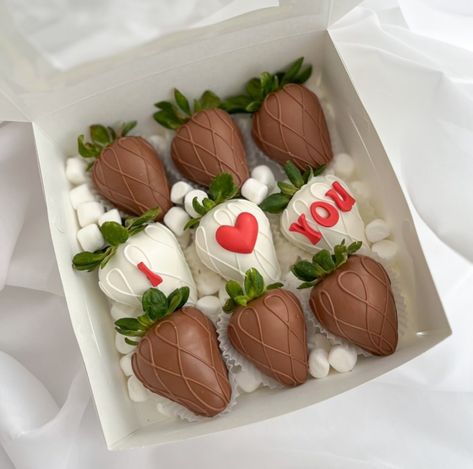 Black Dipped Strawberries, Strawberry Chocolate Dipped Valentines, Valentine Chocolate Covered Strawberries Ideas, Cheesecake Chocolate Covered Strawberry, Valentines Day Strawberries Ideas, Valentines Day Strawberry Box Ideas, Covered Strawberries Ideas For Him, Valentines Dipped Strawberries, Valentine’s Day Chocolate Covered Strawberries Ideas