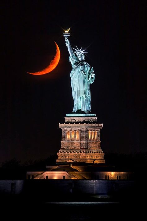 Statue Of Liberty Graffiti, Liberty Statue, Moon Photos, Graffiti Wall Art, The Shot, Graffiti Wall, Wall D, Statue Of Liberty, The Moon