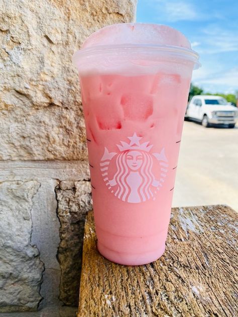 Refresher From Starbucks, Minuman Starbucks, Aesthetic Starbucks, Fun Summer Drinks, Cute Drinks, Passion Tea, Aesthetic Drinks, Starbucks Menu, Starbucks Secret Menu Drinks