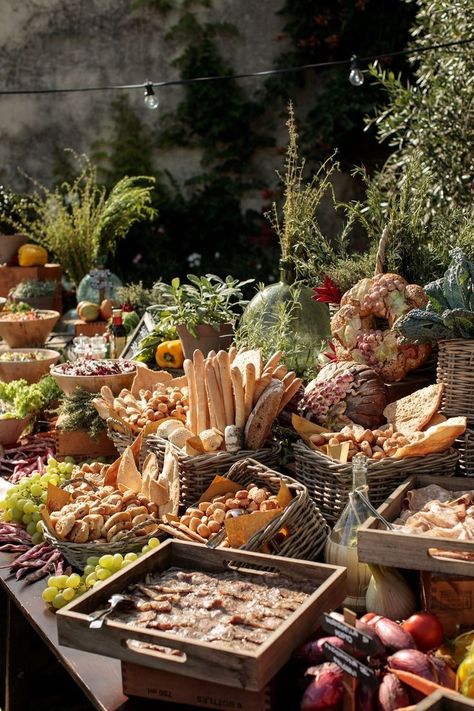 Buffet Styling Food For Party, Italian Wedding Grazing Table, Italian Buffet Decor, Catering Italian Food, Italian Style Table Decor, Buffet Styling Food, Fall Event Theme Ideas, Event Lunch Ideas, Tuscan Style Wedding Dress