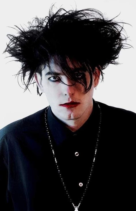 80s Robert Smith, Robert Smith Without Makeup, Robert Smith Hair, Robert Smith Makeup, 80s Goth Men, Robert Smith 80s, New Wave Goth, Simon Gallup, New Wave Music