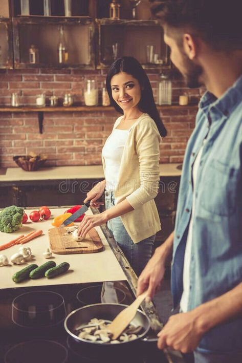 Cooking In Kitchen, Cooking Photos, Cooking Photography, Pre Wedding Photoshoot Outfit, Foto Top, Man Cooking, Couple Goals Teenagers Pictures, Couple Cooking, Romantic Couples Photography