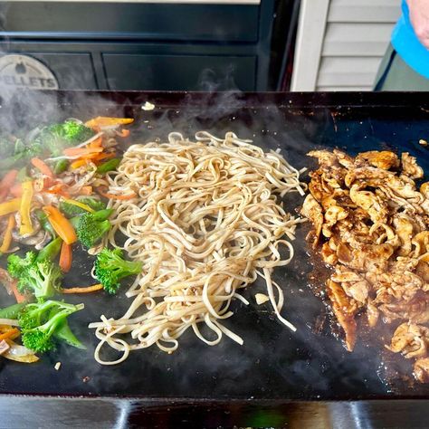 Blackstone Chicken Stir Fry with Noodles Chicken Stir Fry On Blackstone Griddle, Blackstone Camping, Griddle Meals, Chicken Noodle Stir Fry, Blackstone Meals, Stir Fry With Noodles, Blackstone Recipe, Outdoor Griddle Recipes, Spicy Chicken Noodles