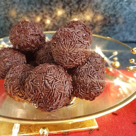 Gluten Free Brandy Truffles - perfect for parties and seasonal festivities Chocolate Rum Balls, Rum Ball, Rum Balls Recipe, Dove Dark Chocolate, German Christmas Traditions, European Desserts, Chocolate Vodka, German Christmas Cookies, Holy Cannoli