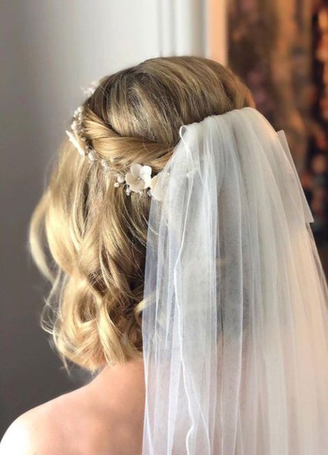 Cute Wedding Hairstyles, Wedding Hairstyles For Short Hair, Bob Wedding Hairstyles, Short Bridal Hair, Short Hair Bride, Bridal Hair Veil, Half Up Wedding Hair, Hair Bride, Short Veil