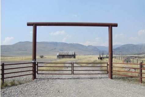 Pipe Fence Ideas, Mini Farm Ideas, Driveway Entrance Ideas, Farm Fence Gate, Modern Western Home, Property Entrance, Farm Gates Entrance, Cattle Gate, Ranch Entrance Ideas