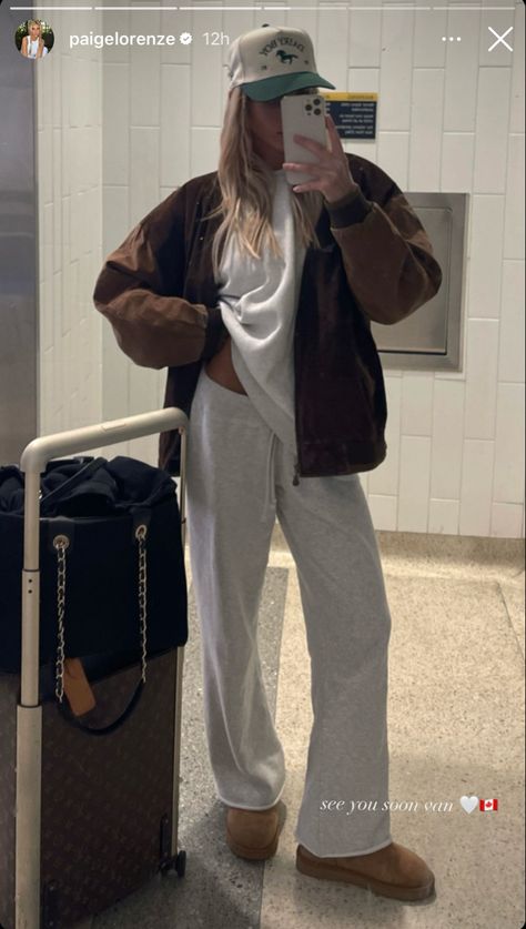 Cute Airport Outfit Winter, Grey Sweatpants Outfit Winter, Airport Outfit Winter Comfy, Comfy Pants Outfit, Sweatpants Outfit Aesthetic, Outfit Ideas Sweatpants, Fashion Vision Board, Airport Outfit Fall, Sweatpants Outfits Winter