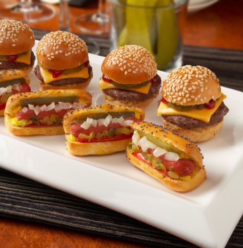 America: Mini-hot-dogs-hamburger-canapes Mini Hamburger, Mini Hot Dogs, Gluten Free Puff Pastry, Mini Hamburgers, Mini Burgers, Superbowl Party Food, Appetizer Bites, Snacks Für Party, Idee Pasto Sano