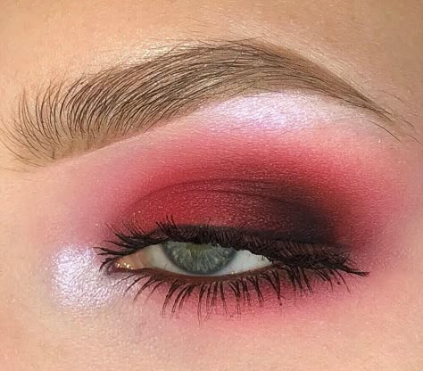 Prom Makeup Eyeshadow, Eyeshadow Aesthetic, Red Eyeshadow Look, Red Smokey Eye, Red Makeup Looks, Red Eye Makeup, Smoky Eyeshadow, Prom Eye Makeup, Prom Makeup Looks