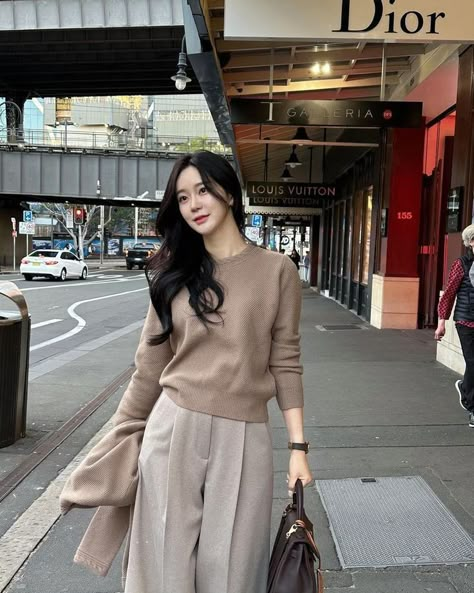 Korean Outfits Formal, Business Smart Casual Women, Korean Business Woman Outfits, Outfit Imlek, Ide Outfit Simple, Office Outfits Women Aesthetic, Medical College Outfits, Clean Outfits For Women, Korean Work Outfit