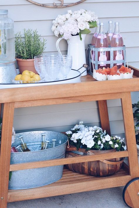 Potting Bench Bar, Bar Cart Outdoor, Outdoor Bar Ideas, Outdoor Buffet, Bar Bench, Living Pool, Diy Balcony, Bar Cart Styling, Bar Cart Decor