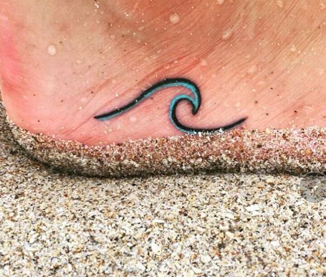 Beach tattoos   tatuajes | Spanish tatuajes  |tatuajes para mujeres | tatuajes para hombres  | diseños de tatuajes http://amzn.to/28PQlav Strand Tattoo, Tiny Foot Tattoos, Fonts Tattoo, Tattoo Tiny, Tattoo Watercolor, Tattoo Dog, Wave Tattoo, Palm Tree Tattoo, Beach Tattoo