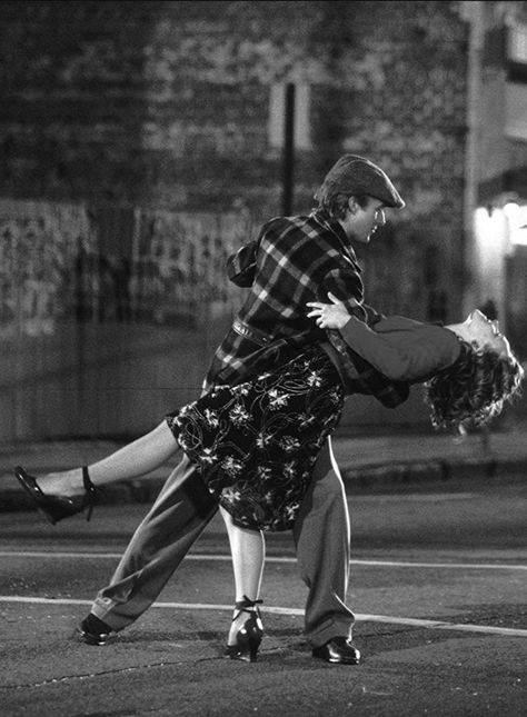 90's Couple Aesthetic, Movies Black And White, Dancing Black And White, Romantic Black And White, Dancing In The Street, Old Fashioned Love, Black And White Photo Wall, Black And White Picture Wall, Rachel Mcadams