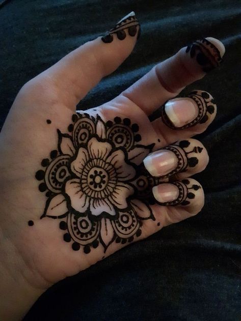 Mendhi Designs Mandala, Mehndi Designs Only Palm, Hena Designs Simple Palm, Henna Designs On The Palm, Fingertip Henna Design, Palm Henna Tattoo, Cute Mehendi Designs Simple Front Hand, Short Mehedi Degins, Aesthetic Mehndi Designs Front Hand Palm