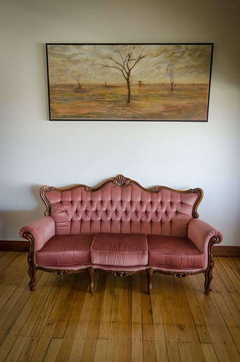 Original French vintage pink Louise Chesterfield, 3-seater sofa Pink Vintage Couch Living Room, Antique Couches Living Room, Vintage Sofa Pink, Pink Victorian Couch, Vintage Pink Couch, Vintage Sofa Aesthetic, Pink Vintage Couch, Antique Couch Living Room, Aesthetic Couches