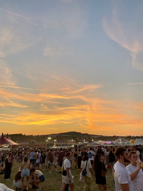 #festival #summer #sunset #solidays Cream Fields Festival, Friends Festival Aesthetic, Souledout Festival, Folk Festival Aesthetic, Festival Vision Board, Festival Camping Aesthetic, Festival Astethic, Sundown Festival, Summer Festival Aesthetic