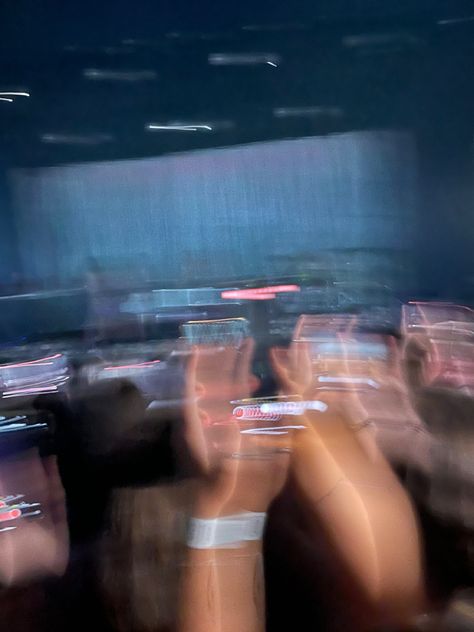 Blurry Concert Aesthetic, Blurred Party Aesthetic, Photo Flou Aesthetic, Concert Playlist Cover, Blurred Photos Aesthetic, Motion Blur Aesthetic, Blur Concert, Bad Bunny Concert Outfit Ideas, Playlist Cover Photo Asthetic