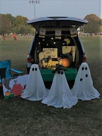 Halloween Trunk Ideas, Trunk And Treat, Trunk Or Treat Halloween, Halloween Car Decorations, Cars Party Ideas, Trunker Treat Ideas, White Plastic Table, Halloween Trunk Or Treat, Trunk Ideas