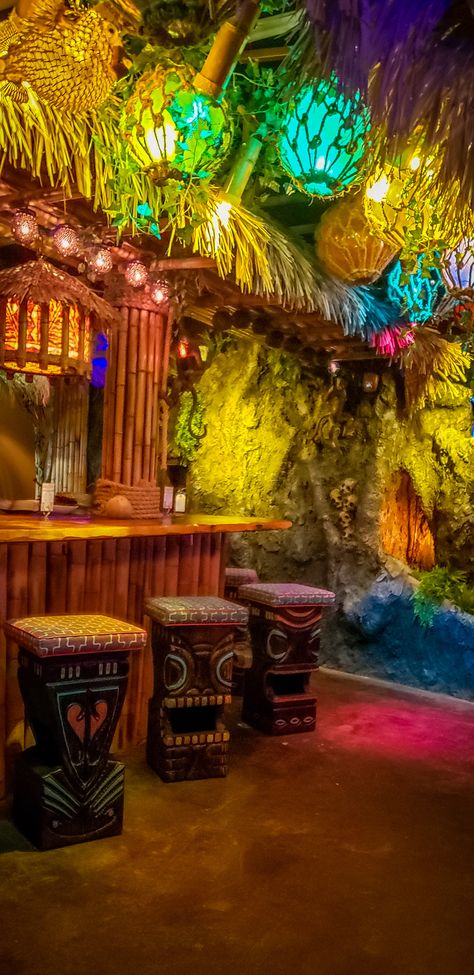 Tiki Lounge Decor, Home Tiki Bar Ideas, Sisha Bar, Tiki Aesthetic, Tiki Halloween, Tiki Backyard, Vintage Hawaiian Decor, Miami Bar, Tiki Restaurant