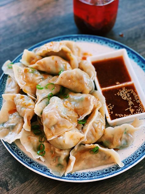 Vegetarian Dumplings, Chicken Asian Recipes, Asian Recipes Authentic, Asian Recipes Easy, Vegetarian Dumpling, Easy Chinese Food, 5 Minute Recipes, Dumpling Recipes, Chicken Asian