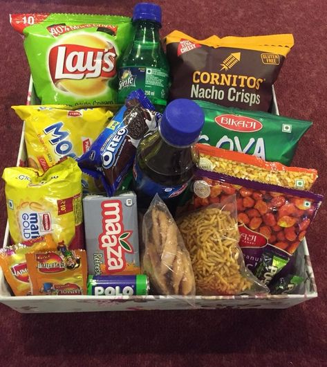 Snack Hampers Idea, Snacks Hamper Ideas, Food Hamper Ideas, Room Hampers, Campus Fits, Hamper Diy, Hampers Idea, Food Hamper, Breakfast Basket