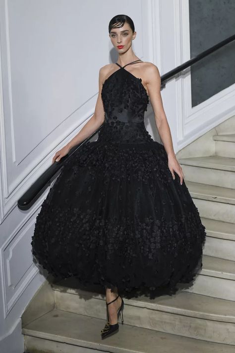 Christian Siriano Gown, Christian Siriano 2023, Christian Sirano, Nyfw 2022, Moody Romantic Wedding, Couture Ready To Wear, Light Setup, Wedding Concept, Runway Inspiration