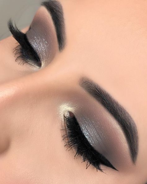 I was reposted recently on a huge makeup page & some lovely person commented on my wrinkly eyelids & how they look like an elephant lmao I… Simple Grey Eye Makeup, Makeup With Gray Dress, Grey Eye Makeup, Grey Makeup, Silver Makeup, Eyeliner Tips, Beauty Make-up, Braut Make-up, Smoky Eyes