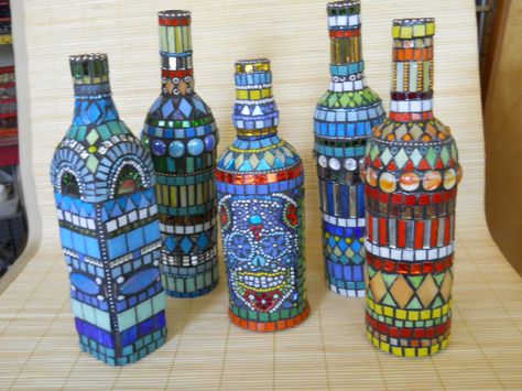 mosaic bottles                                                                                                                                                                                 More Wine Bottle Mosaic, Mosaic Bottles Ideas, Bottle Art Videos, Vitrail Glass Paint, Good Birthday Gifts, Art Glass Painting, Simple Bottle Art, Bottle Art Ideas, Glass Art Painting