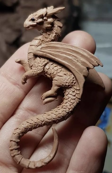 Dragons Made Out Of Clay, Clay Dragon Easy, Dragon Clay Sculpture, Dragon Sculpture Clay, Dragon Ceramics, Dragon Pottery, Dinosaur Sculpture, Dragon Clay, Ceramic Dragon