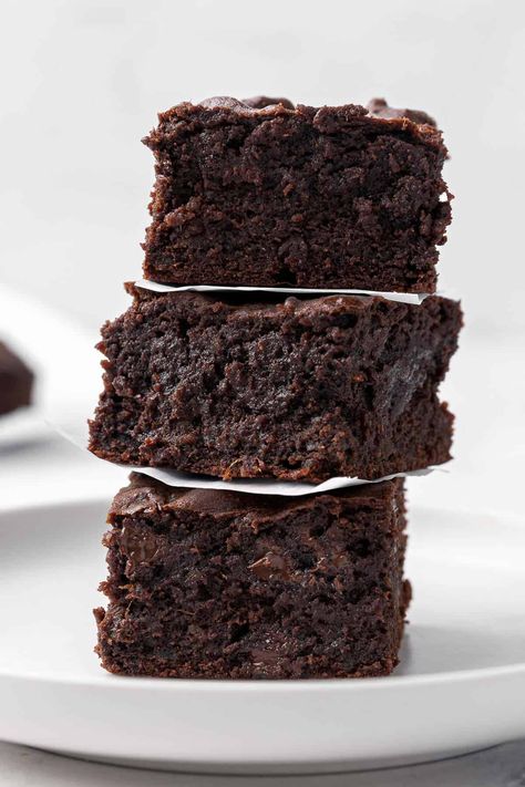 Date brownies are a delicious fudgy treat! Sweet, sticky dates replace sugar, adding a rich caramel flavor that perfectly complements the cocoa. | Date Brownies | Date Sweetened Brownies | Medjool Date Brownies | No Refined Sugar Brownies | Refined Sugar Free Brownies | Rainbow Nourishments, Brownies Decorados, Date Brownies, Zucchini Brownies, Low Carb Brownies, Breakfast Low Carb, Protein Brownies, Healthy Brownies, Low Carb Snack