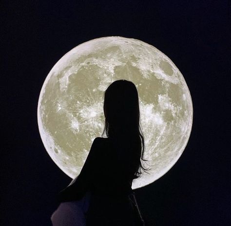 Personajes Studio Ghibli, Moon Girl, The Moon Is Beautiful, Look At The Moon, Moon Child, Black Aesthetic, Aesthetic Photo, Dark Aesthetic, Astronomy