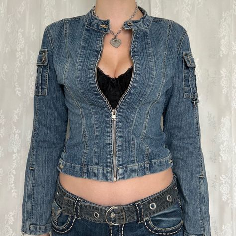 Y2K 2000s Light Wash Denim Jean Jacket By Bongo With Silver Hardware #y2k #y2kfashion #2000s #2000sfashion #denim #depop #denimjacket #jeanjackets #jeanjacketoutfits #fallfashion #fallfashiontrends #falloutfit #fallfashionwomen Dark Denim Jacket Outfit Aesthetic, 2000s Jean Jacket Outfit, 70s Jean Jacket Outfit, Denim Jacket Inspo Outfit, 2000s Jacket Outfit, Denim Jacket Y2k Outfit, Y2k Jean Jacket Outfit, Babyphat Y2k Jacket, Vintage Cropped Denim Jacket