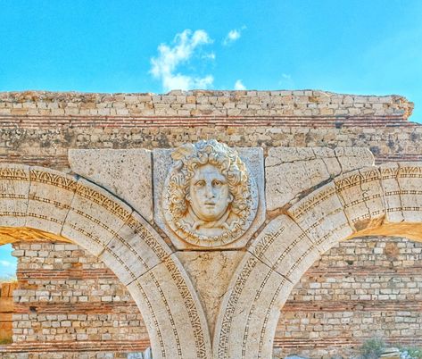 This picture has been taken by me in Leptis Magna/Libya 🇱🇾, it's an ancient sculpture of the gorgonic sister Medusa. #medusa #LeptisMagna #Libya #creek #roman #architecture #bce #ancient #sculpture Leptis Magna Libya, Leptis Magna, Roman Architecture, Ancient Sculpture, Medusa Head, Ancient World, Libya, Sculpture, Architecture