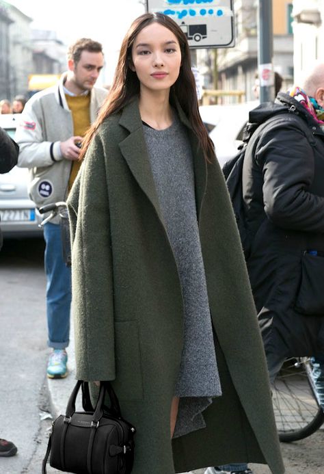 15 Incredibly Stylish Ways To Wear Green Coats And Jackets | Le Fashion… Winter Coat Trends, Minimalist Moda, Fall Fashion Coats, Milan Fashion Week Street Style, Coat Trends, Winter Street, Milano Fashion Week, Looks Street Style, Coat Winter