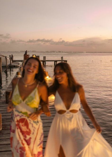 Carefree Summer Aesthetic, Carefree Girl Aesthetic, Beach Friends Pictures, Girl Having Fun Aesthetic, Summer Girls Trip Aesthetic, Summer In Mexico Aesthetic, Girls Weekend Aesthetic, Isla Mujeres Outfit, Friend Vacation Aesthetic