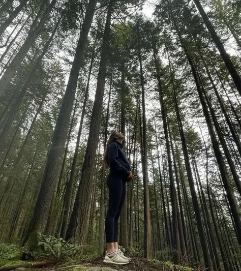 Picture Poses In Mountains, Pose In Forest Nature, Photography Poses In Forest, Hiking Selfie Ideas, Mountain Poses Photo Ideas Aesthetic, Forest Selfie Ideas, Mountain Pictures Poses Photo Ideas, Forest Poses Instagram, Poses For Mountain Pictures