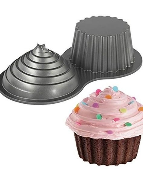 20 Things That'll Help You Make Ridiculously Attractive Cakes Giant Cupcake Mould, Blackberry Cake Recipe, Giant Cupcake Cake, Giant Cupcake Cakes, Pull Apart Cupcake Cake, Blackberry Cake, Opening A Bakery, Large Cupcake, Pull Apart Cupcakes