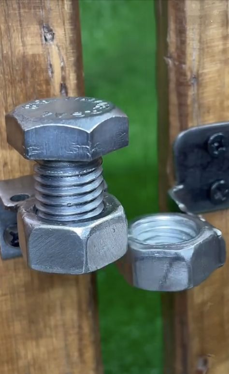 Diy Latches Locks, Barn Door Lock Ideas, Diy Door Latch Ideas, Gate Latch Ideas, Lock For Sliding Door, Modern Steel Gate Design, Window Coverings Diy, Diy Lock, Barn Door Locks