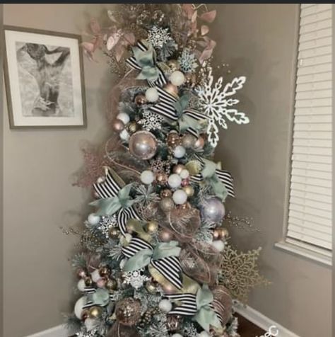 Pink And Mint Christmas Tree, Mint Green Christmas Decor, Decorating Home For Christmas, Pink And Green Christmas Tree, Christmas Home Ideas, Diy Ideas Christmas, Pink And Green Christmas, Diy For Christmas, Mint Christmas