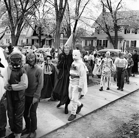 Life in the 50’s: Halloween in the 1950’s – Retro Dee's Guide to the 1950's 50s Halloween, 1950s Halloween, Good Ole Days, What Is Halloween, How To Make Cupcakes, City Kid, Walk The Earth, Lone Ranger, Vintage Halloween Decorations