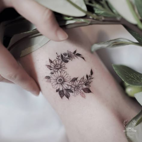 Moon shaped daisies. Daisy Tattoo Designs, Daisy Flower Tattoos, Flower Tattoo Meanings, Shape Tattoo, Daisy Tattoo, Sunflower Tattoos, Disney Tattoo, E Tattoo, Girly Tattoos