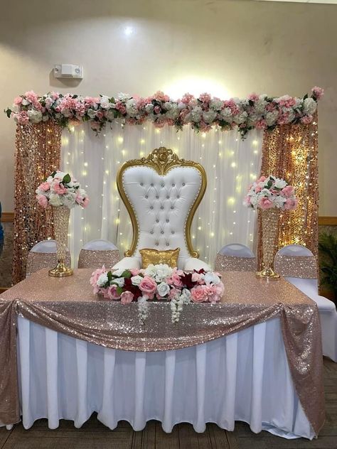 Rose Gold Quinceanera Table Decorations, Backdrop For Quinceanera, 15 Decorations Ideas Rose Gold, Xv Main Table Decorations, Quinceanera Set Up, Sweet 16 Rose Gold Theme Decorations, Sweet 16 Main Table Ideas, Main Table For Quinceanera, Sweet 16 Throne Chair Ideas