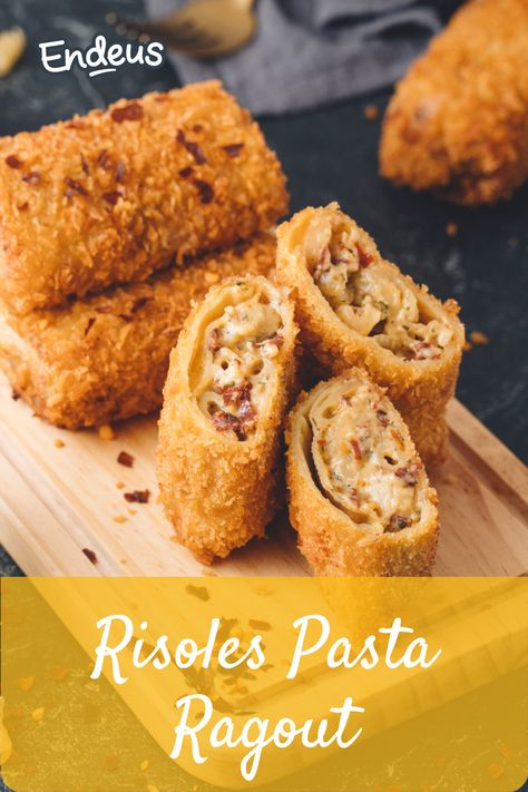 Bikin risol sendiri di rumah yuk! Isinya bisa dimodifikasi seperti resep Risoles Pasta Ragout ini. Dengan pasta fusili, keju mozzarella, dan smoked beef di dalamnya, wah rasanya dijamin endeus! Risoles Mayonaise Photography, Keju Mozzarella, Cheese With Holes, Beef Ragout, Resep Pasta, Indonesian Desserts, Food Photoshoot, Smoked Beef, Snack Box