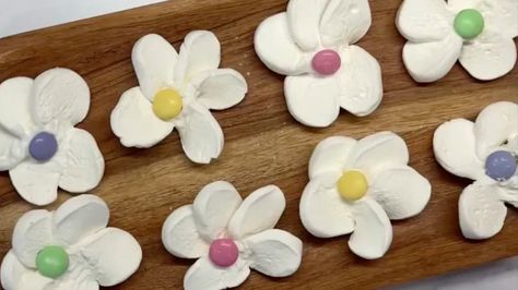 Turn Marshmallows Into Decorative Flowers In Just 2 Simple Steps Baked Marshmallow Flowers, Marshmallow Flower Cookies, Marshmallow Flowers Recipe, Blooming Marshmallow Flowers, Marshmallow Flowers How To Make, Marshmallow Flowers, Baby Lamb Baby Shower, Flavored Marshmallows, Diy Hot Chocolate