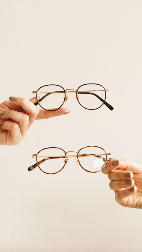 Glasses Photography Ideas, Mens Glasses Trends, Eyeglasses Photography, Sunglass Photography, Color Blind Glasses, Creative Sunglasses, Glasses Photography, Eyewear Photography, Rose Gold Aesthetic