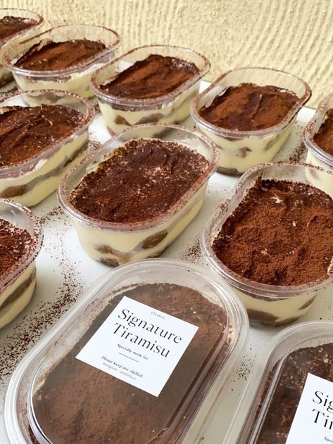 Tiramisu Business Ideas, Tiramisu Packaging Design, Dessert Cup Packaging, Packaging Desserts Ideas, Tiramisu Aesthetic Photography, Tiramisu Packaging Ideas, Tiramisu Cake Aesthetic, Pastry Box Packaging Design, Tiramisu Business