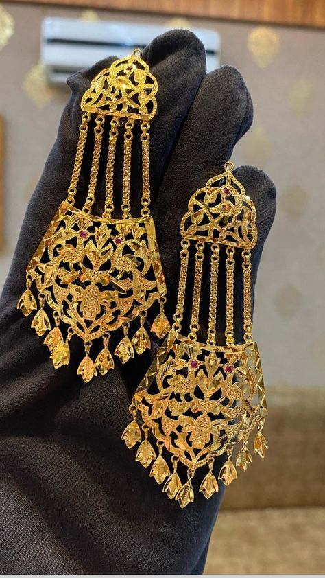 Punjabi Gold Jewellery Set, New Gold Earrings Designs, Gold Jhumka Earrings Bridal, Muslim Jewellery, Unique Gold Jewelry Designs, Gold Jhumka Earrings, Indian Jewelry Earrings, Gold Earrings Models, Bridal Jewelry Vintage