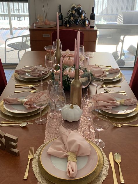 Pink Thanksgiving Table, Pink White Table Setting, Rose Gold Christmas Table, Rose Gold Table Setting, Pink Tables, Pink Christmas Table Setting, Rose Gold Table Decor, Pink Christmas Table, Pink Table Decorations