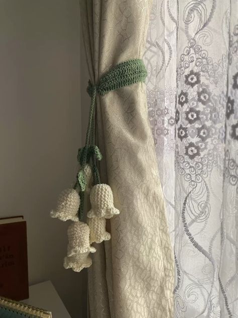 Crochet Outside Decor, Crochet Curtain Tiebacks, Crochet Curtain Ties Free Pattern, Curtain Ties Crochet, Curtain Tie Crochet, Crochet Interior Design, Crochet Dorm Ideas, Knit Room Decor, Crochet Dorm Room Decor